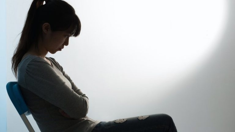 types of depression hero image showing a woman suffering from depression.